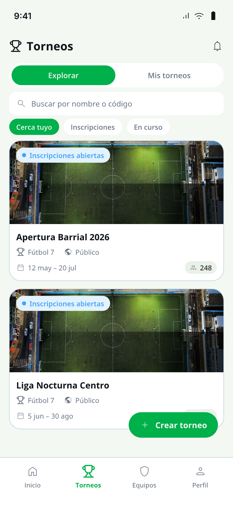 Pantalla de la app Pikancha Torneos con la lista de torneos: buscador, filtros Cerca tuyo, Inscripciones y En curso, y los torneos Apertura Barrial 2026 y Liga Nocturna Centro con inscripciones abiertas, más el botón Crear torneo
